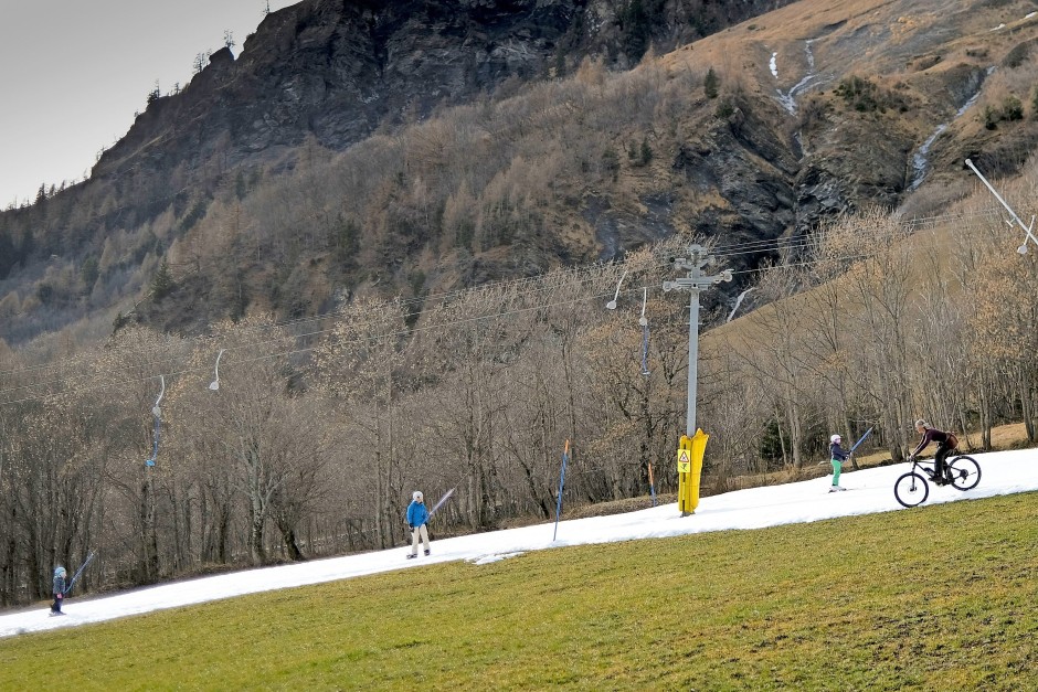 wintersport-in-der-schweiz:-schnee-verzweifelt-gesucht wintersport-in-der-schweiz:-schnee-verzweifelt-gesucht
