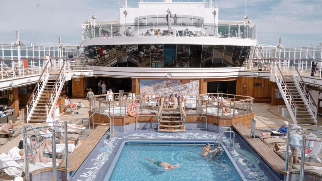 kreuzfahrt:-an-bord-einer-schwimmenden-zeitkapsel:-auf-dem-luxusschiff-“queen-elizabeth”-erleben-passagiere-das-alte-england kreuzfahrt:-an-bord-einer-schwimmenden-zeitkapsel:-auf-dem-luxusschiff-“queen-elizabeth”-erleben-passagiere-das-alte-england