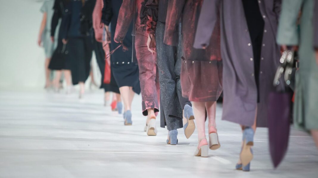 fashion-week-berlin:-diese-trends-zeichnen-sich-2023-ab-–-und-lassen-sich-auch-im-alltag-tragen fashion-week-berlin:-diese-trends-zeichnen-sich-2023-ab-–-und-lassen-sich-auch-im-alltag-tragen
