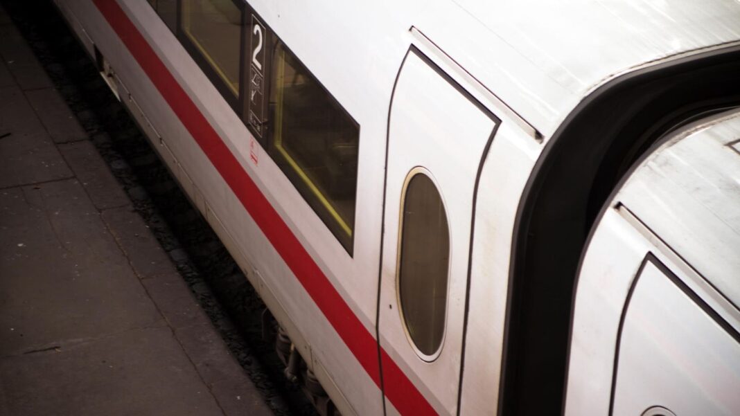 bahnreise:-ehepaar-trinkt-in-der-bahn-kaffee-–-und-wird-wegen-verstoss-gegen-die-maskenpflicht-aus-ice-geworfen