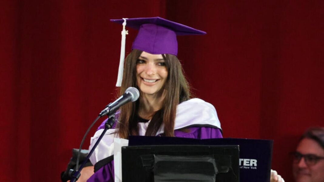 model:-emily-ratajkowski-spricht-offen-ueber-ihr-imposter-syndrom:-warum-sich-menschen-wie-hochstapler-fuehlen 