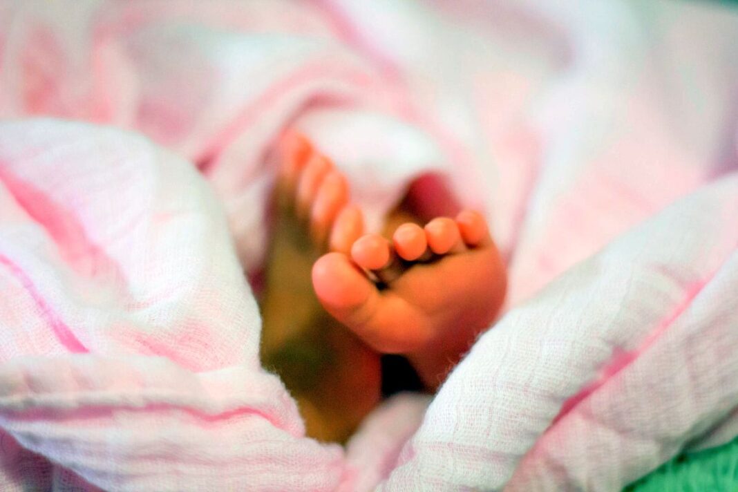 wegen-25-euro:-eltern-wollten-baby-in-tel-aviv-zuruecklassen wegen-25-euro:-eltern-wollten-baby-in-tel-aviv-zuruecklassen