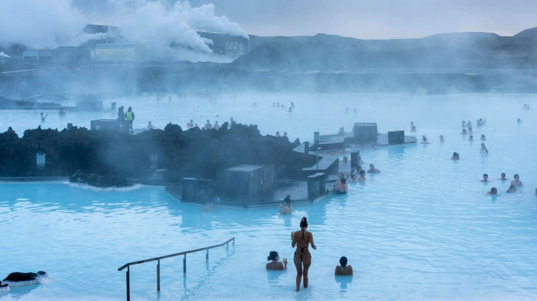 islands-wellness-attraktion-:-38-grad-heisses-thermalwasser:-abtauchen-und-aufwaermen-in-islands-blue-lagoon islands-wellness-attraktion-:-38-grad-heisses-thermalwasser:-abtauchen-und-aufwaermen-in-islands-blue-lagoon
