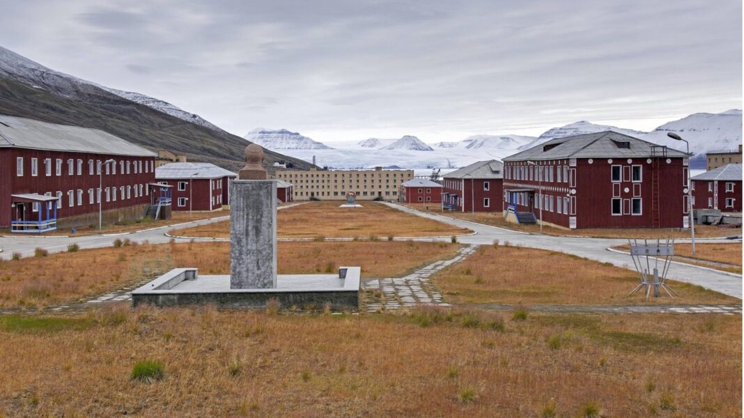 spitzbergen:-noerdlichste-geisterstadt-der-welt:-auf-spitzbergen-lebten-einst-1000-menschen-–-nun-steht-die-sowjet-siedlung-leer spitzbergen:-noerdlichste-geisterstadt-der-welt:-auf-spitzbergen-lebten-einst-1000-menschen-–-nun-steht-die-sowjet-siedlung-leer