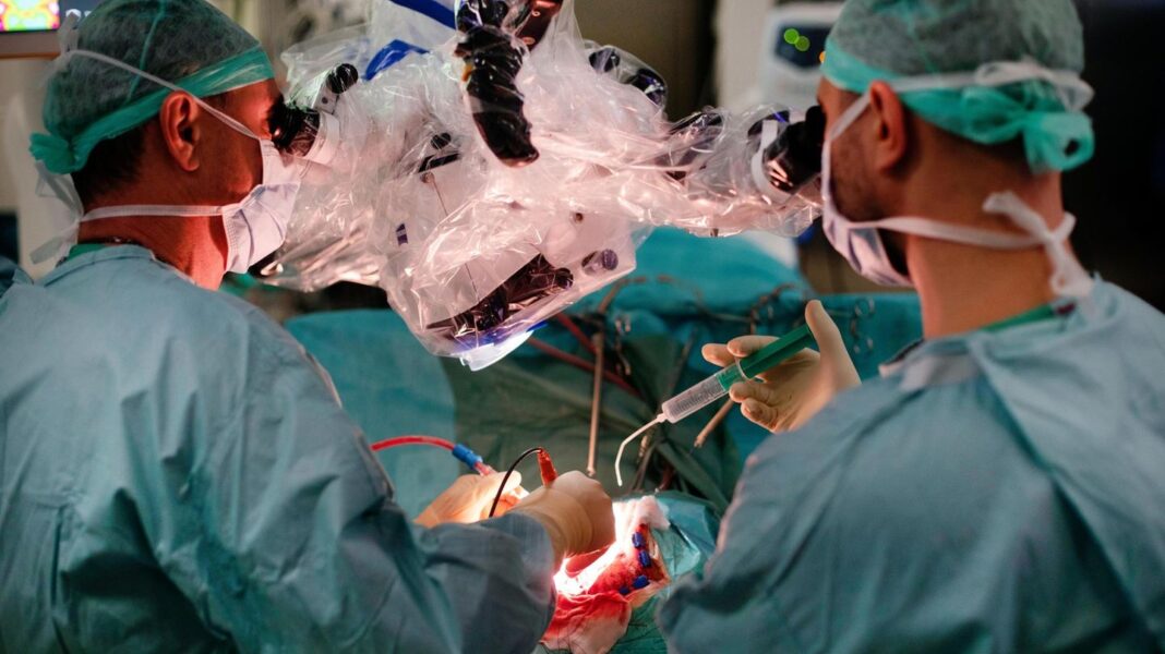 chirurgie:-bernhard-meyer-und-sein-team-operieren-an-kopf-und-wirbelsaeule.-hier-kommt-es-auf-jeden-millimeter-an