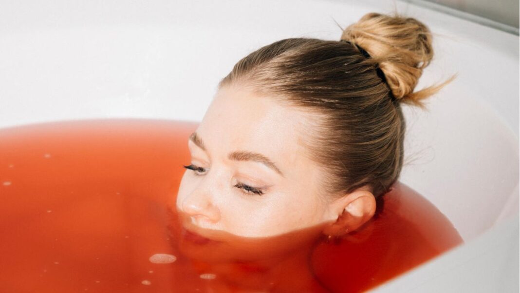 endometriose-awareness-monat:-schmerzen,-narben-und-blut:-eine-fotografin-zeigt,-wie-sich-ein-leben-mit-endometriose-anfuehlt