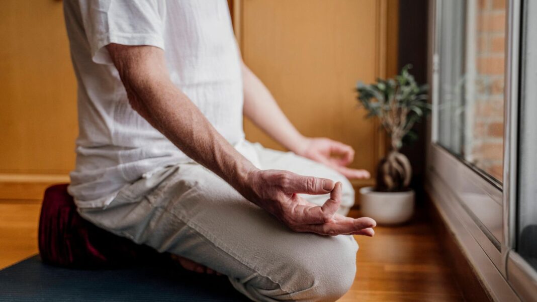 vorurteile-abbauen:-yoga-unterricht-fuer-maenner:-“es-wird-viel-gelacht-und-geflucht.-manchmal-trinken-wir-danach-ein-bier” vorurteile-abbauen:-yoga-unterricht-fuer-maenner:-“es-wird-viel-gelacht-und-geflucht.-manchmal-trinken-wir-danach-ein-bier”