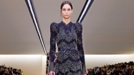 die-mode-bei-balenciaga,-chanel-und-miu-miu-sucht-ihre-mitte die-mode-bei-balenciaga,-chanel-und-miu-miu-sucht-ihre-mitte