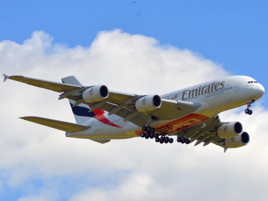 emirates:-pistenbeleuchtung-beschaedigt-airbus-a380 emirates:-pistenbeleuchtung-beschaedigt-airbus-a380