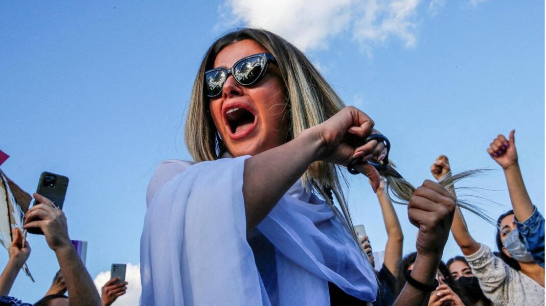 mode:-mal-sollen-sie-verfuehren,-mal-sind-sie-ausdruck-von-protest.-eine-kurze-kulturgeschichte-der-haare mode:-mal-sollen-sie-verfuehren,-mal-sind-sie-ausdruck-von-protest.-eine-kurze-kulturgeschichte-der-haare