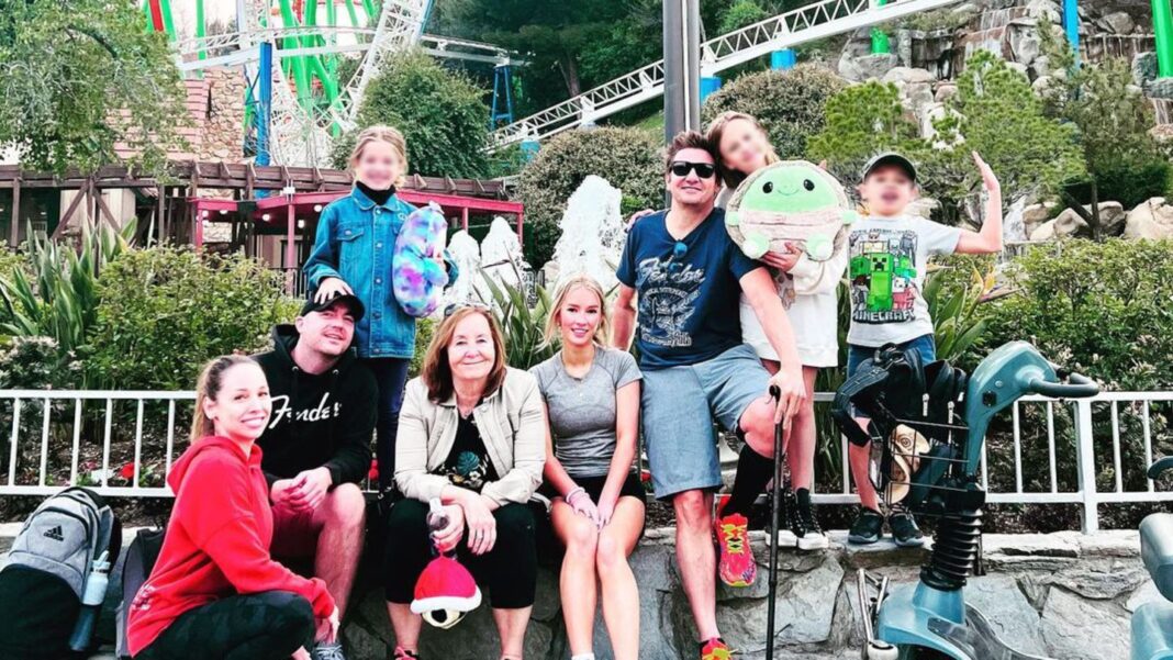 disneyland-und-co.:-jeremy-renner-geniesst-sein-familienglueck-im-freizeitpark disneyland-und-co.:-jeremy-renner-geniesst-sein-familienglueck-im-freizeitpark