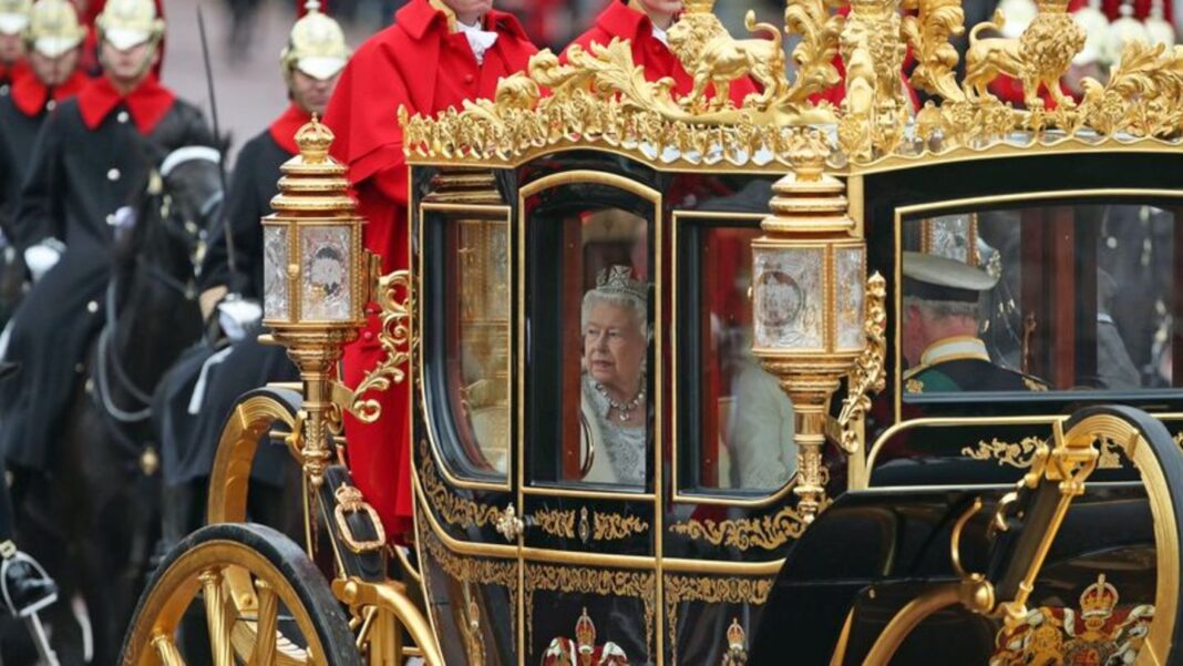 britische-royals:-charles-iii.-faehrt-mit-quietschender-holzkutsche-zur-kroenung