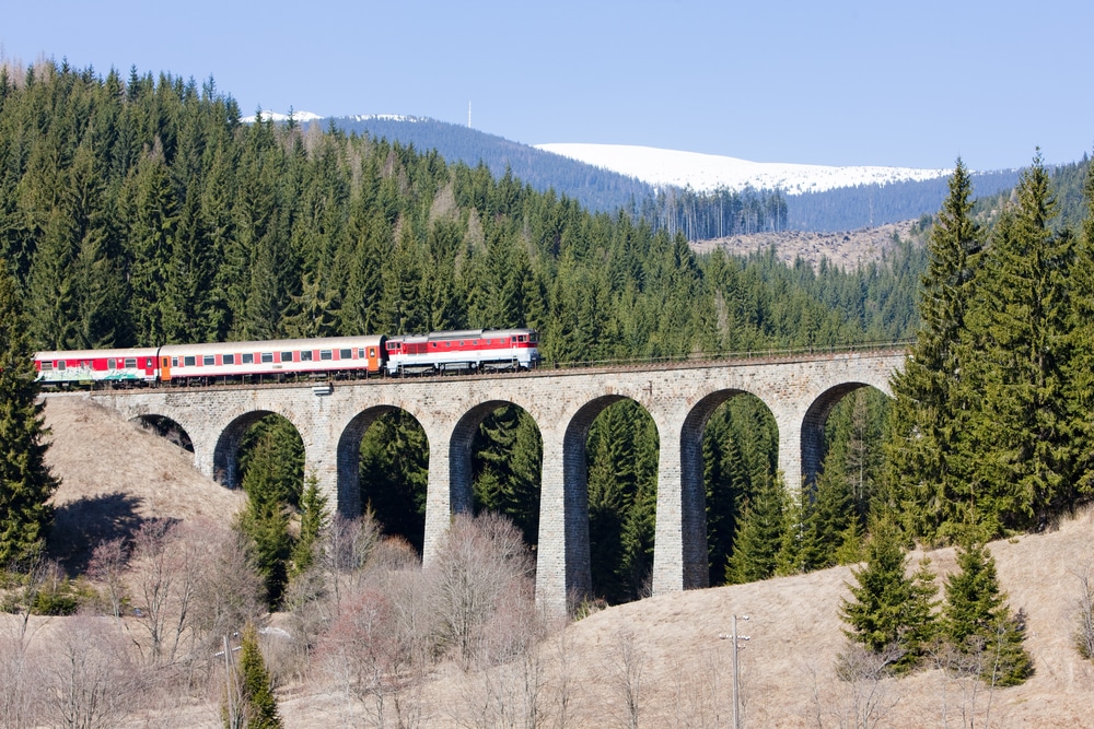 die-schoensten-sehenswuerdigkeiten-entlang-der-bahnstrecken-in-osteuropa die-schoensten-sehenswuerdigkeiten-entlang-der-bahnstrecken-in-osteuropa