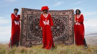 wie-politisch-ist-die-mode?-der-suedafrikanische-designer-thebe-magugu wie-politisch-ist-die-mode?-der-suedafrikanische-designer-thebe-magugu