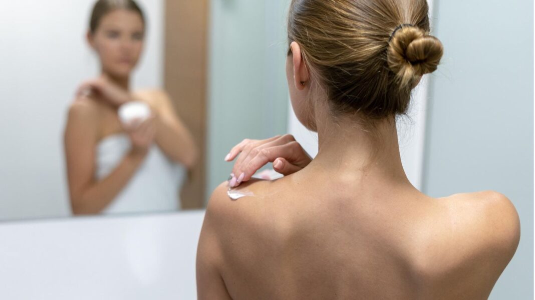 schwer-erreichbare-stellen:-eincremehilfe-fuer-den-ruecken:-drei-handliche-modelle-im-vergleich schwer-erreichbare-stellen:-eincremehilfe-fuer-den-ruecken:-drei-handliche-modelle-im-vergleich